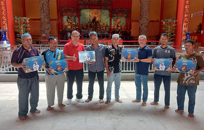 Lochu Klenteng Kwan Tee Kong Bio, Darwin didampingi pengurus KTB menyerahkan bingkisan lebaran kepada perwakilan masyarakat di Kelurahan Umban Sari Kecamatan Rumbai, Rabu (18/3/2026).
