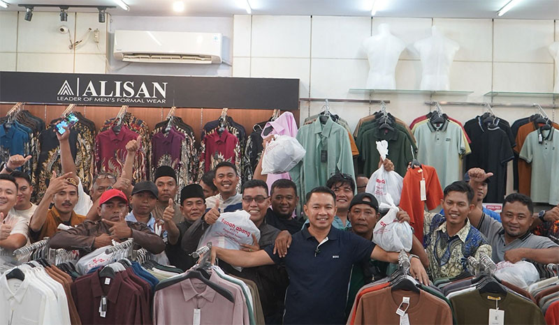CEO HT Group, H Husni Tamrin SH foto bersama usai menggelar kegiatan sosial dengan mengajak insan pers di Kabupaten Pelalawan berbelanja pakaian di Toko Tanah Abang, Pangkalan Kerinci