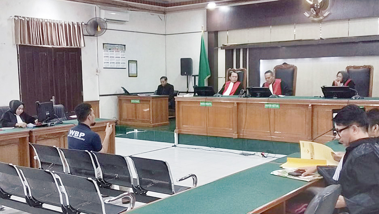 Terdakwa Jhonny Andrean menghadapi dakwaan perkara perintangan penyidikan pada kasus dugaan korupsi Sekretariat DPRD Kota Pekanbaru di PN Pekanbaru, Selasa (17/6/2