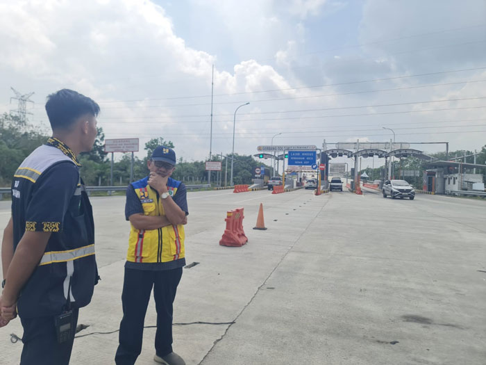 Kepala BPJN Riau Yohanis Tulak saat mengecek kondisi jalan nasional di Riau, Rabu (18/3/2026).