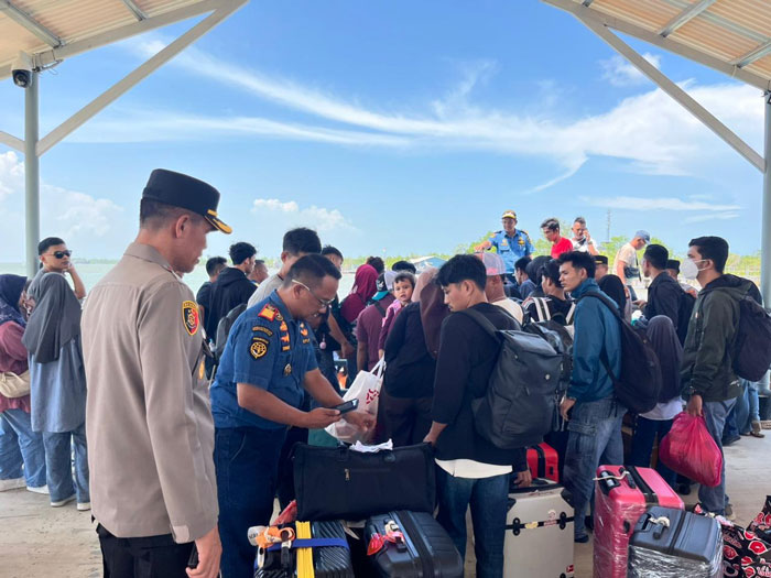 Kapolsek Kateman Kompol Bachtiar SH MH bersama petugas gabungan melakukan pengawasan ketat terhadap penumpang di Pelabuhan Sungai Guntung, Rabu (18/3/2026).