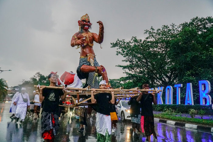 Umat Hindu di Pekanbaru saat mengarak Ogoh-Ogoh Menyambut Hari Raya Nyepi Tahun Saka 1948 (2026) di Pekanbaru, Rabu (18/3/2026).