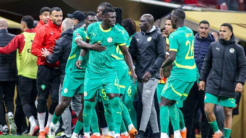 Tim Senegal marah kepada wasit Jean-Jacques Ndala karena memberikan penalti di menit-menit akhir setelah pemeriksaan VAR selama pertandingan Final Piala Afrika antara Senegal dan Maroko.