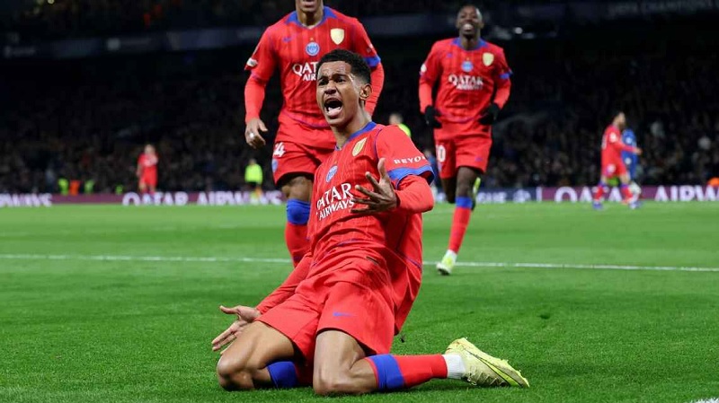 Senny Mayulu merayakan gol ketiga Paris Saint-Germain melawan tuan rumah Chelsea pada leg kedua babak 16 besar Liga Champions. 