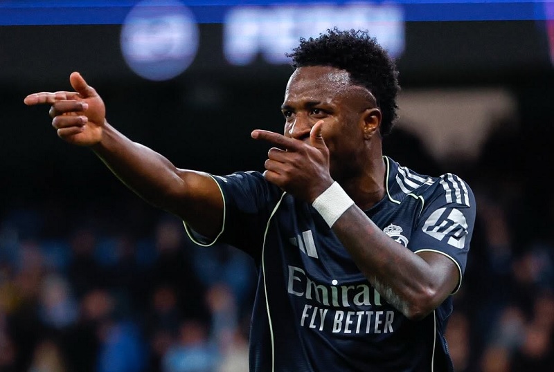 Vinicius Junior melakukan selebrasi usai mencetak gol Real Madrid saat mengalahkan Manchester City 2-1 pada leg 2 babak 16 besar Liga Champions di Etihad Stadium.
