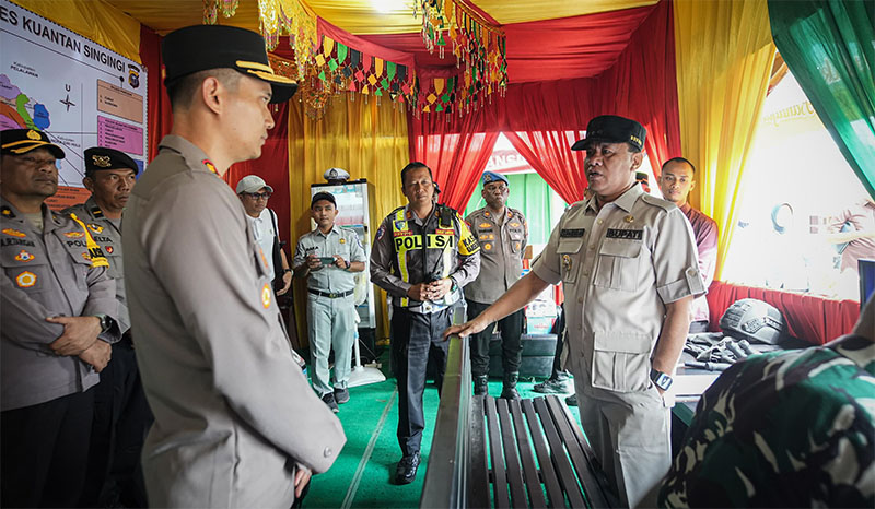 Bupati Kuansing H Suhardiman Amby bersama Ketua DPRD H Juprizal SE MSi, Kapolres AKBP Hidayat Perdana, meninjau Posyan Idulfitri di Kawasan Tugu Cerano Teluk Kuantan, Kamis (19/3/2026). 