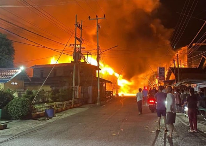 Kobaran api yang membakar belasan ruko di Kota Sungai Pakning, Kecamatan Bukit Batu, Kabupaten Bengkalis menghebohkan masyarakat pada Kamis (19/3/2206) sekitar pukul 04.00 WIB.