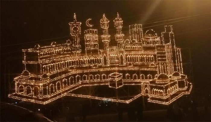 Lampu colok berbentuk miniatur Masjidil Haram di Desa Pangkalan Batang diserbu masyarakat untuk melihat secara dekat, Rabu (18/3/2026) malam. 