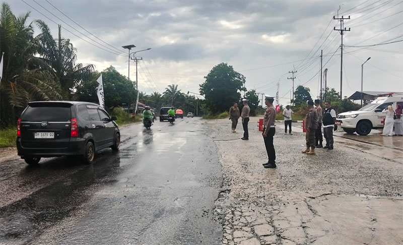 Personel Posyan Km 100 SPBU Batu Bersurat, mengatur arus lalu lintas, memastikan kelancaran dan keamanan perjalanan pemudik, Kamis (19/3/2026).