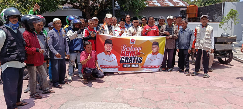 Anggota DPRD Kampar Fahmil, bersama anggota DPR RI Syahrul Aidi Maazat, berbagi berkah Ramadan dengan komunitas pengemudi beca di Kota Bangkinang, Rabu (18/3/2026).