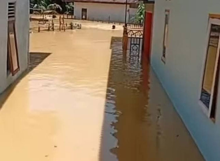 Pemukiman warga di Desa Mudiak Ulo Kecamatan Hulu Kuantan, Kamis (19/3/2026) terendam banjir luapan Sungai Batang Ulo.