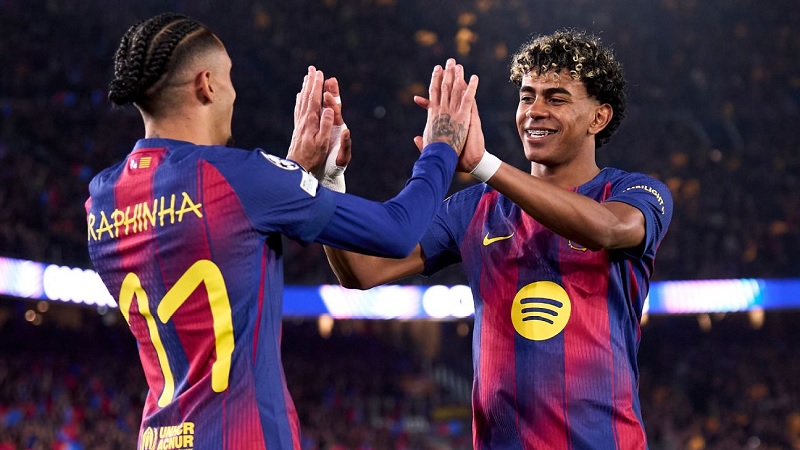 Lamine Yamal merayakan gol bersama Raphinha setelah mencetak gol dalam kemenangan Barcelona atas Newcastle United.       