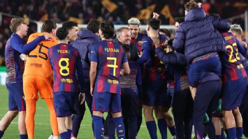  Barcelona merayakan kemenangan mereka atas Newcastle United bersama pelatih Hansi Flick.