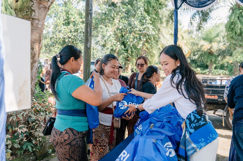 Pekerja BRI menyerahkan paket sembako bagi warga Desa Angseri, Kecamatan Baturiti, Kabupaten Tabanan dan Desa Sarimekar, Kecamatan Buleleng, Kabupaten Buleleng, Provinsi Bali dalam rangka nyepi. 