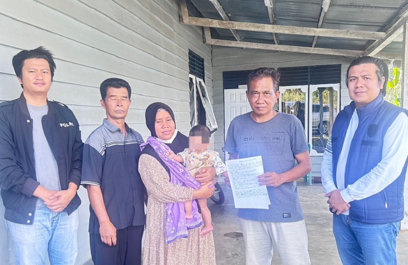Personel Polsek Singingi Hilir dan warga Desa Simpang Raya membawa bayi laki-laki yang ditemukan di teras rumah warga setempat, Selasa (17/3/2026) malam.