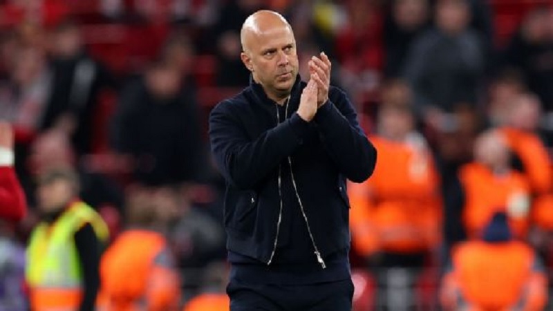 Arne Slot memberikan tepuk tangan kepada para penggemar Liverpool setelah kemenangan timnya atas Galatasaray. 