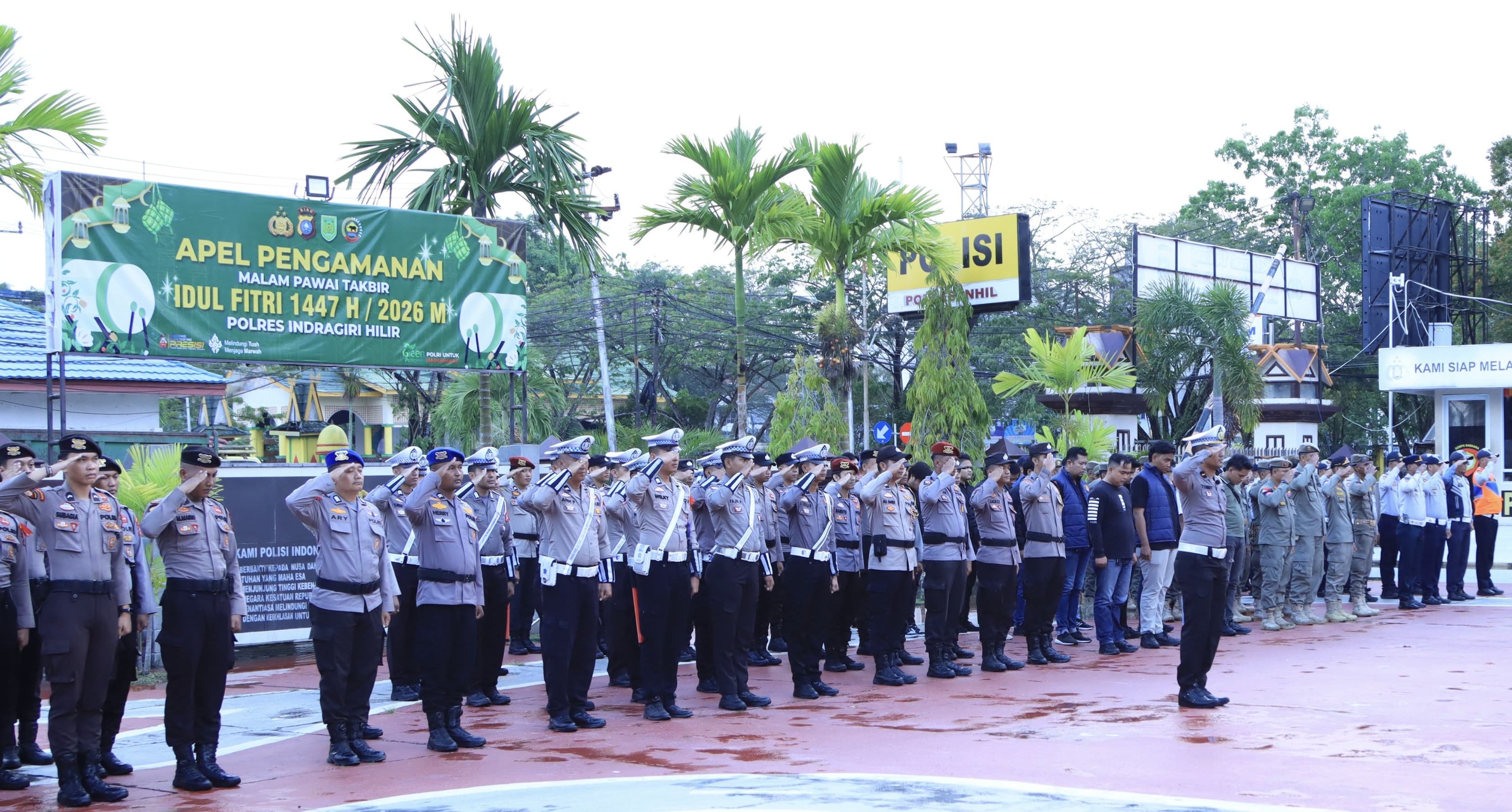 Personel gabungan melaksanakan apel pengamanan pelaksanaan Pawai Malam Takbir Idulfitri 1447 Hijriah di Halaman Mapolres Inhil, Jumat (20/3/2026).