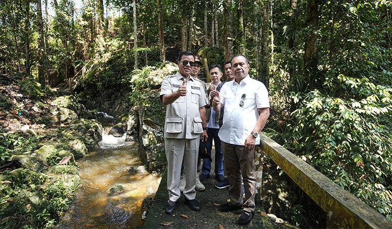 Bupati Kuansing H Suhardiman Amby bersama Ketua DPRD H Juprizal SE MSi meninjau fasilitas air terjung tujuh tingkat Guruh Gemurai di Desa Kasang, Kecamatan Kuantan Mudik, Kamis (19/3/2026).