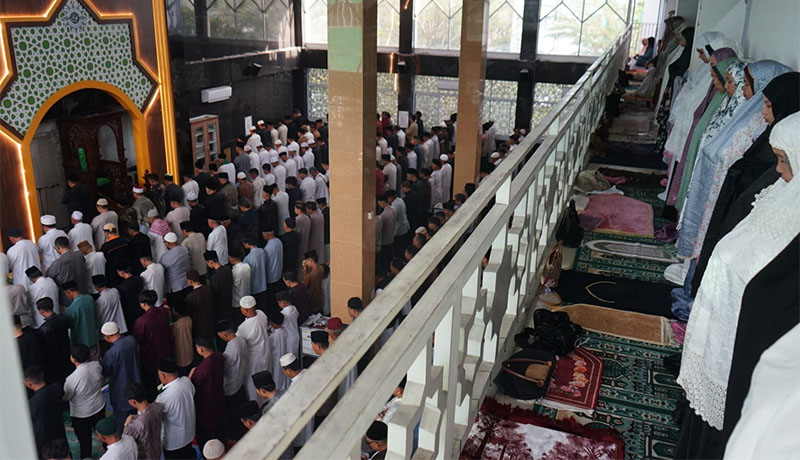 Sejumlah umat muslim melaksanakan Salat Idulfitri 1447 H di Masjid Baitul Hikmah Umri, Jalan Tuanku Tambusai Pekanbaru, Jumat (20/3/2026).  
