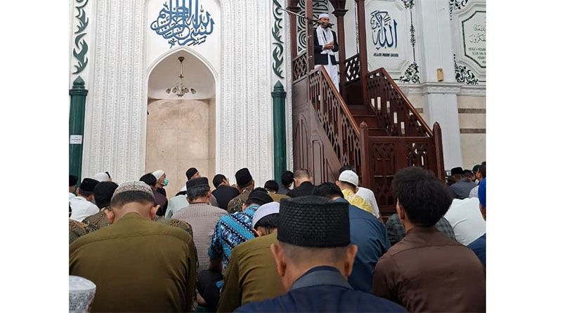 Jamaah Salat Idulfitri di Masjid Namira mendengarkan tausiah