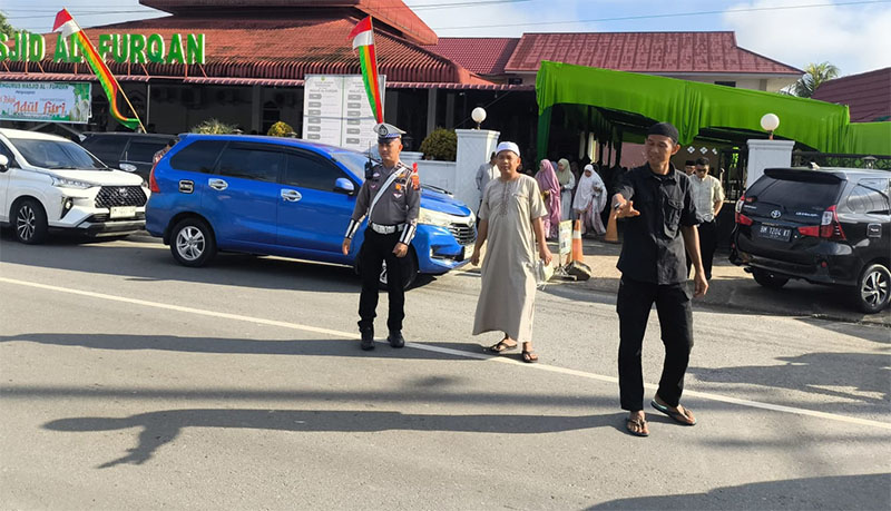 Sebagian masyarakat Kuansing di Kelurahan Sungai Jering melaksanakan Salat Idulfitri di Masjid Alfurqon Sungai Jering, Jumat (20/3/2026).