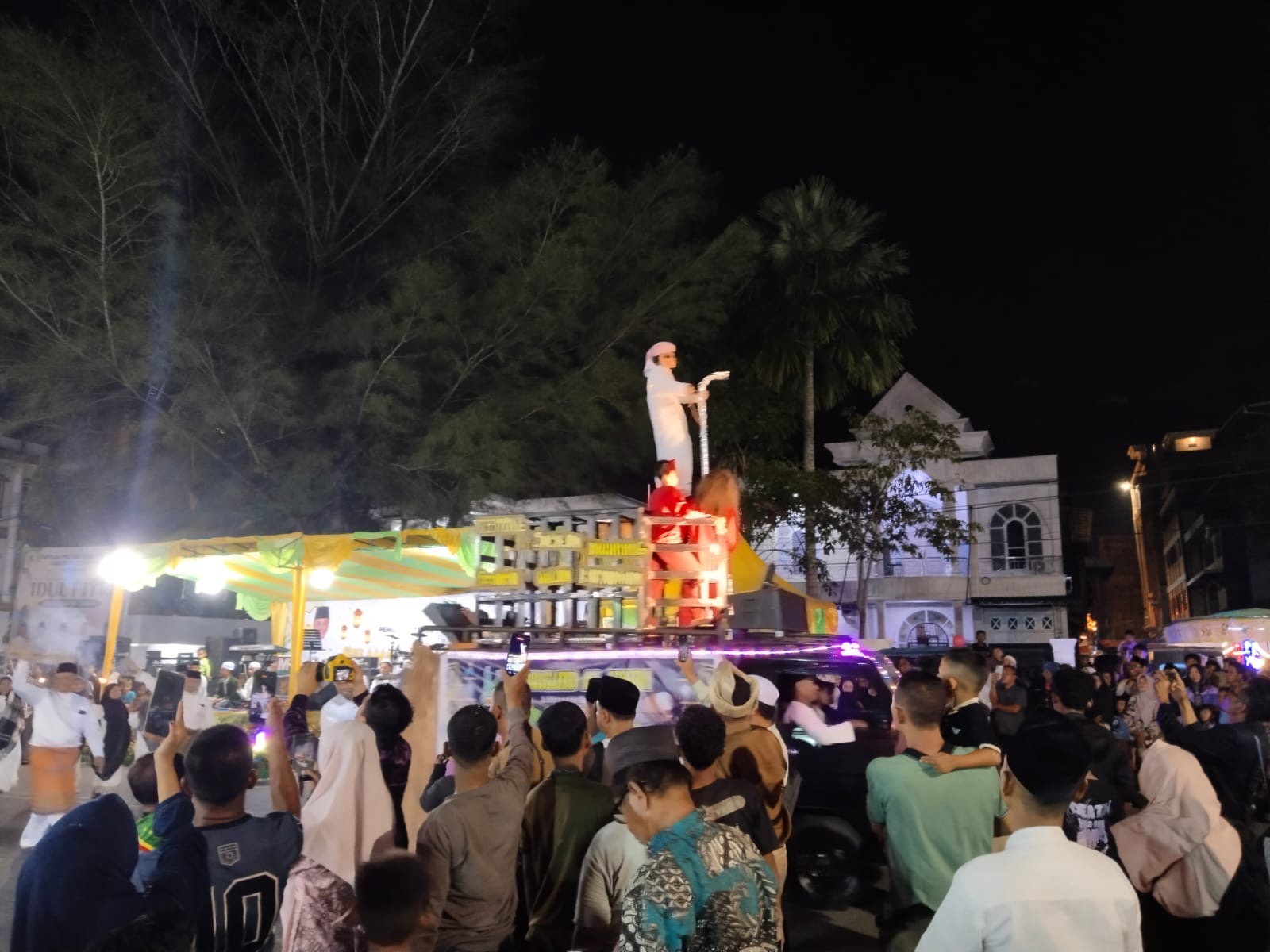 Salah satu peserta pawai terlihat unik, dengan adanya sosok yang terlihat seperti melayang di udara pada pawai takbir 1447 H di Bagansiapiapi, Jumat (20/3/2026).