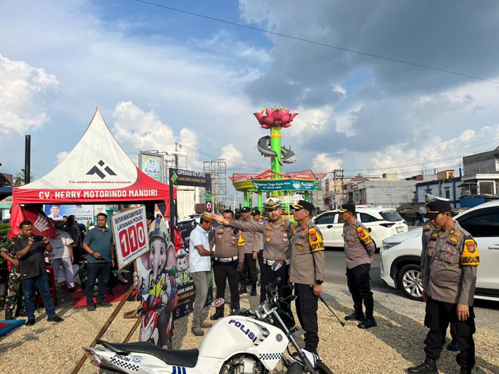 Kasat Lantas AKP Fikri Kurniawan STr.K SIK MM CHRM beri penjelasan tentang fasilitas yang ada di Posyan Rengat Barat kepada Kapolres Inhu AKBP Eka Ariandy Putra SH MH, Kamis (193/2026).