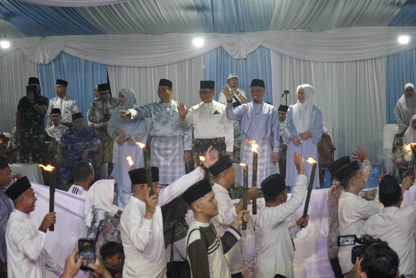 Sekdaprov Riau Syahrial Abdi, Wako Pekanbaru  Agung Nugroho bersama Wawako Pekanbaru Markarius Anwar melepas peserta Pawai Gema Takbir Idulfitri 1447 H di Jalan Sultan Syarif Kasim, Jumat (20/3/2026).