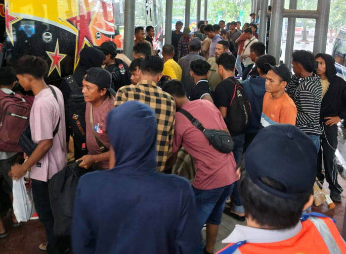 Aktivitas di terminal BRPS Pekanbaru pada arus puncak mudik lebaran. 