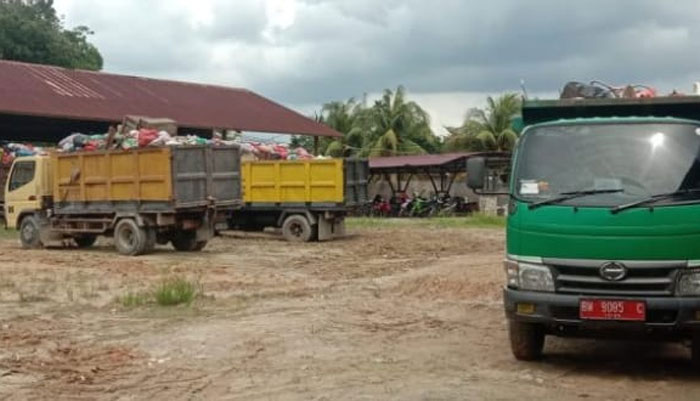 Armada pengangkut sampah tetap beroperasi dan standby di TPSS Dusun Simpang Kualo untuk mengangkut sampah dan dibawa menuju TPA Desa Kemang Kecamatan Pangkalan Kuras selama libur Idulfitri.