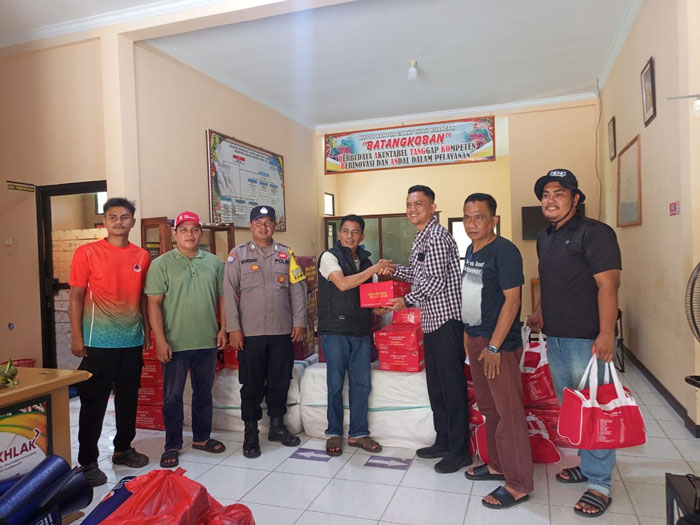 Plt Kadis Sosial PMD Kuansing, Dody Fitrawan SAP MM menyerahkan secara simbolis 85 paket bantuan banjir di dua desa di Hulu Kuantan pada Camat Hulu Kuantan, Azizman, Jumat (20/3/2026).