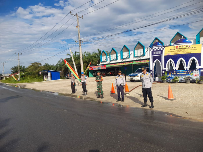Personel gabungan di Pos Pengamanan (Pospam) Kampar Kiri bersiaga penuh mengatur arus lalu lintas, Jumat (20/3/2026).