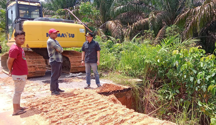 Plt Kadis PUPR Riau Thomas Larfo saat meninjau kondisi jalan lipat kain-lubuk agung, Jumat (20/3/2026).  