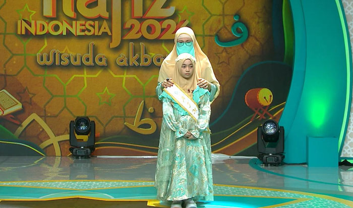 Shanum Zahsy Askanah bersama ibundanya Yuni Anggraini usai meraih Juara II program Hafiz Indonesia 2026, Jumat (20/3/2026)