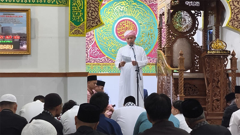 Wako Pekanbaru Agung Nugroho memberikan sambutan saat Salat Idulfitri 1447 H bersama masyarakat di Kecamatan Sail, Sabtu (21/3/2026). 