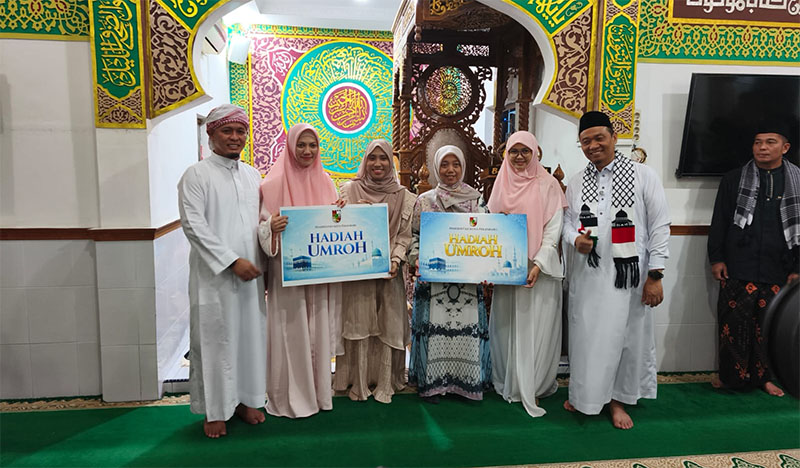 Pemenang Umroh Salat Idulfitri Pemko Pekanbaru berfoto bersama Wako Pekanbaru Agung Nugroho didampingi Wawako Markarius Anwar dan Ketua TP PKK Sulastri Agung serta Ketua I TP PKK Sari Rahmawati