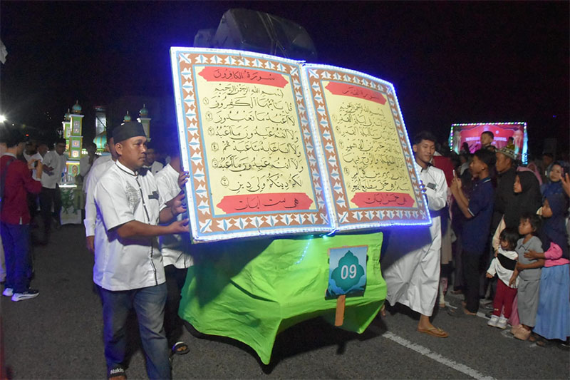 Peserta pawai takbir Hari Raya Idulfitri 1447 Hijriyah membawa replika mushaf Alquran dalam memeriahkan malam Idulfitri di Bengkalis, Jumat (20/3/2026) malam. 