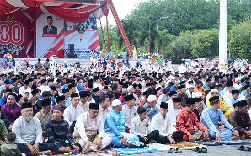 Jamaah memadati Lapangan Tugu Bengkalis melaksanakan Salat Idulfitri bersama Bupati dan Wabup Bengkalis, Sabtu (21/3/2026).