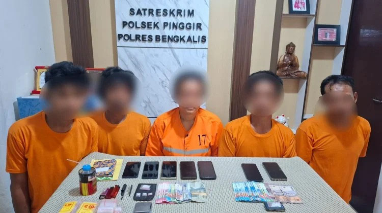 Para pengedar narkoba yang diamankan Polsek Pinggir terpaksa berlebaran Idulfitri di balik jeruji besi, Sabtu (21/3/2026).   