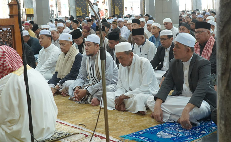 Bupati Inhil Herman melaksanakan Salat Idulfitri 1447 H bersama ribuan masyarakat di Masjid Agung Al Huda Tembilahan, Sabtu (21/3/2026).