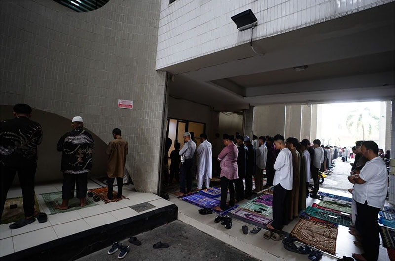 Pelaksanaan Salat Idulfitri di kantor gubernur Riau dipindahkan dari halaman karena hujan, Sabtu (21/3/2026). 