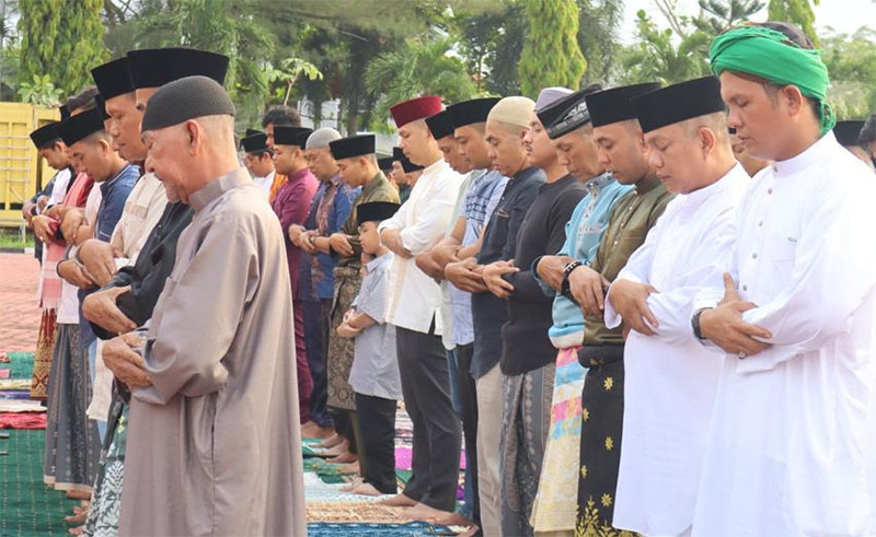 Ratusan Jamaah Salat Idulitri 1447 Hijriah memadati halaman Markas Polres Bengkalis, Sabtu (21/3/2026).  