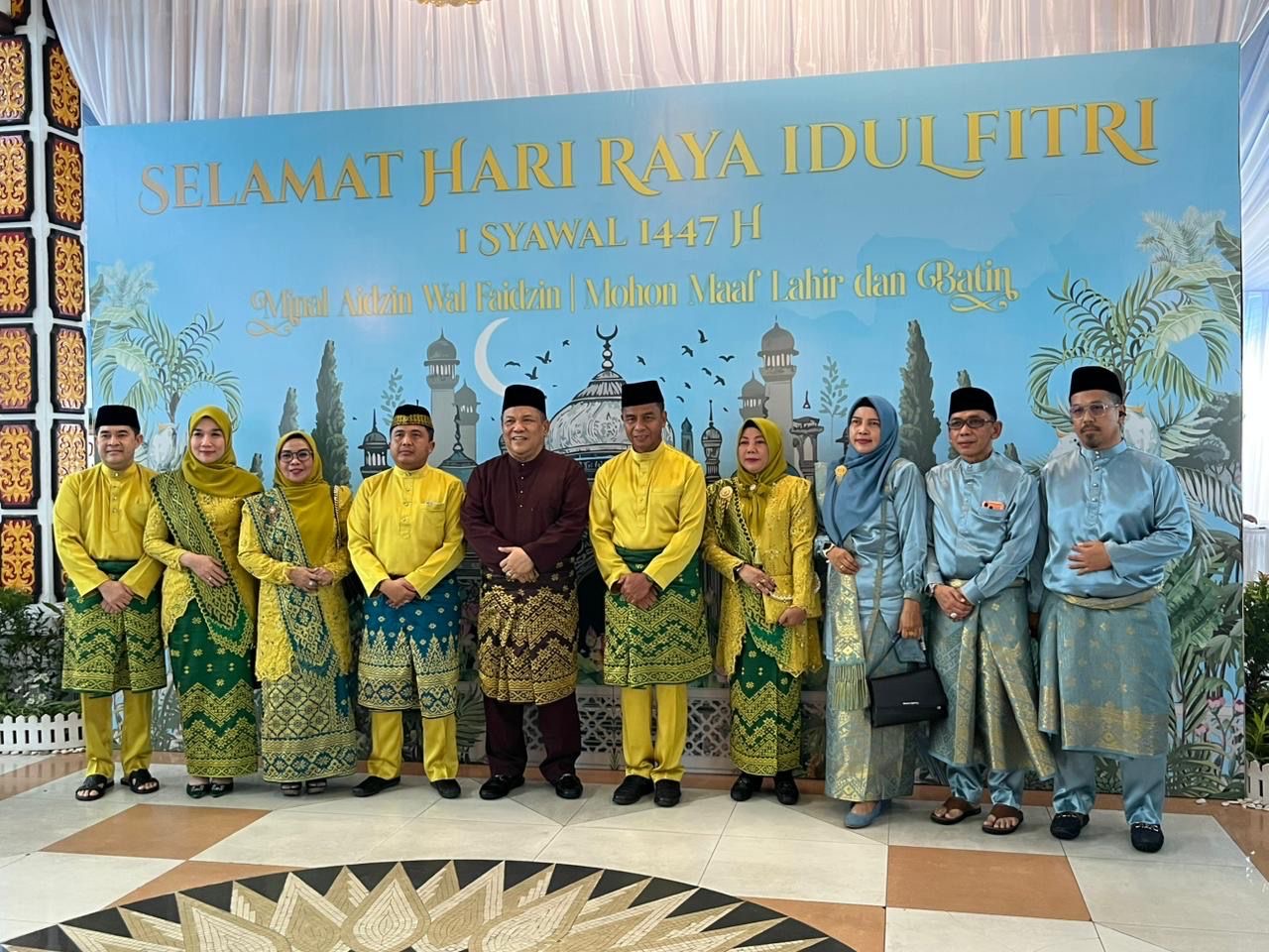 Plt Gubri SF Hariyanto menyambut tamu di kediaman saat bersilaturahmi pada hari pertama lebaran Idulfitri 1447 H, Sabtu (21/3/2026).