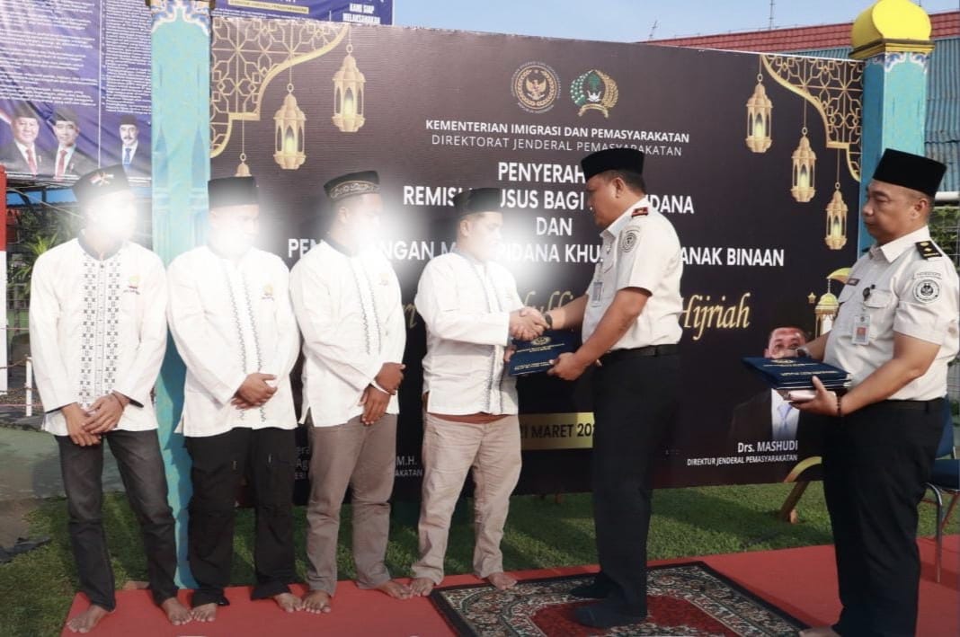 Kalapas Kelas II B Pasirpengaraian Efendi Parlindungan Purba menyerahkan secara simbolis remisi khusus kepada perwakilan warga binaan, usai salat Idulfitri di Lapas. Sabtu (21/3/2026).