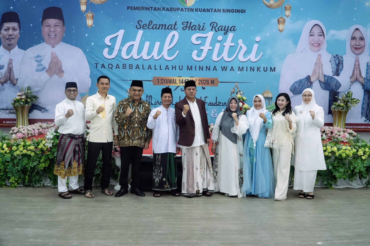Bupati Kuansing H Suhardiman Amby dan wakil bupati H Muklisin beserta istri foto bersama forkopimda pada open house Idulfitri 1447 H di pendopo rumah dinas bupati di Telukkuantan, Sabtu (21/3/2026).
