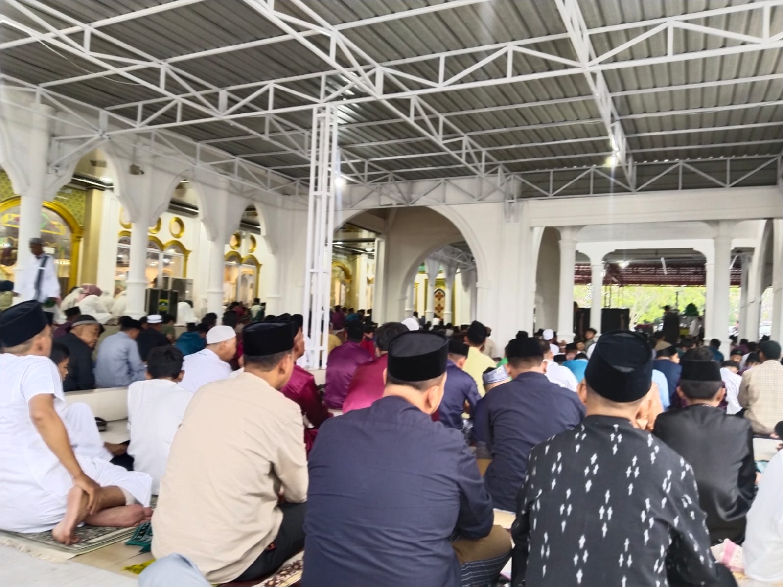 Sebagian jemaah melaksanakan Salat Id di areal belakang dan areal parkiran, karena padatnya jamaah yang mengikuti salat id di Masjid Agung Al Ikhlas Bagansiapiapi, Sabtu (21/3/2026).