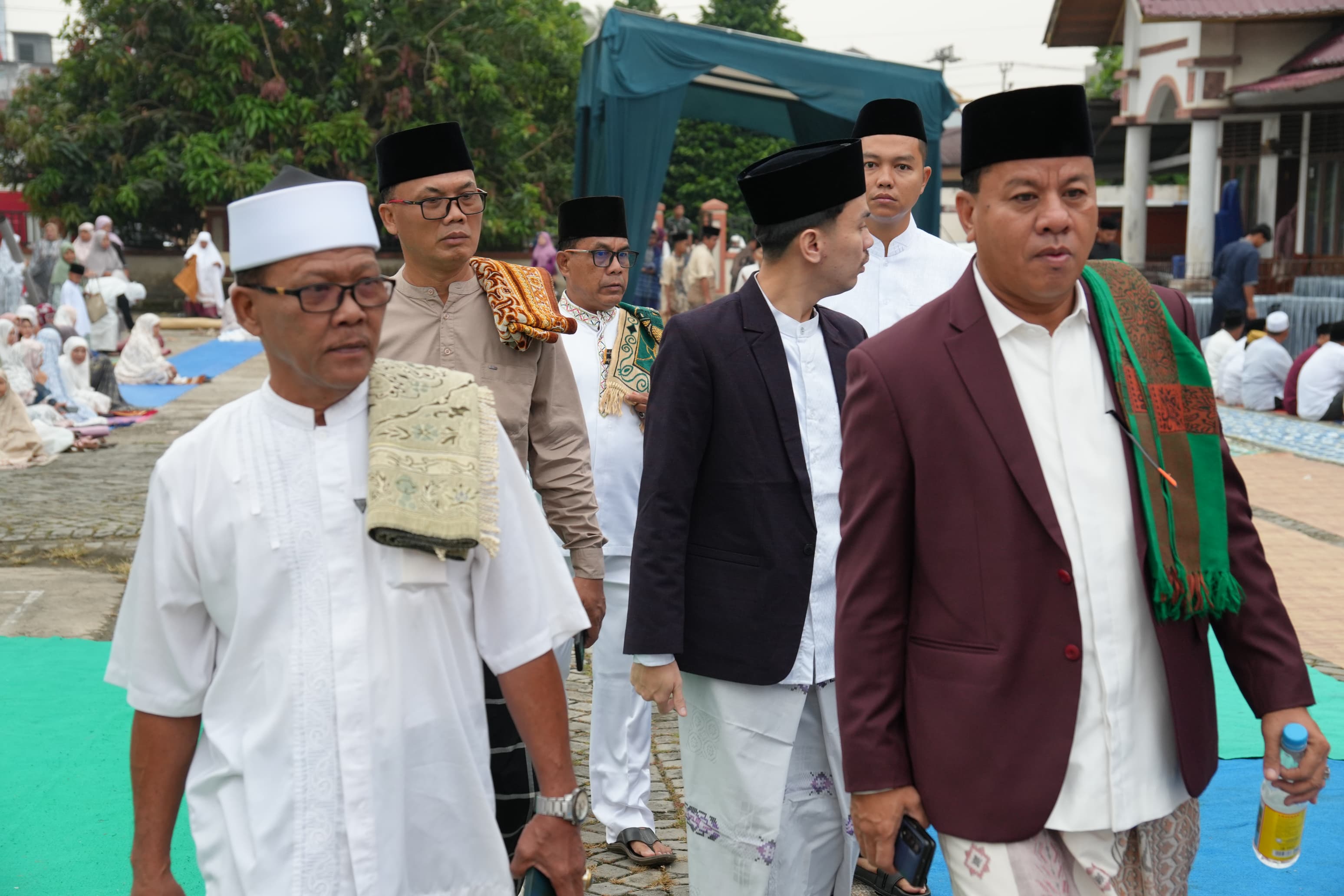 Bupati Kuansing H Suhardiman Amby melantunkan takbir saat salat Idulfitri di halaman Kantor Camat Kuantan Hilir, Sabtu (21/3/2026).