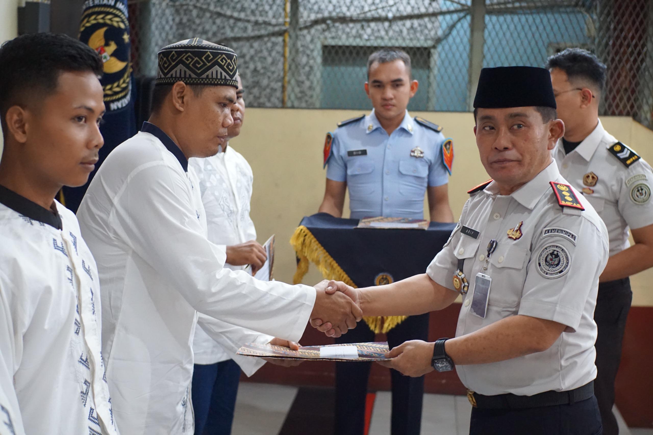 Kepala Rutan Rengat, Dedy Irawan menyerahkan resmi dalam rangka perayaan Idulfitri secara simbolis, Sabtu (21/3/2026).