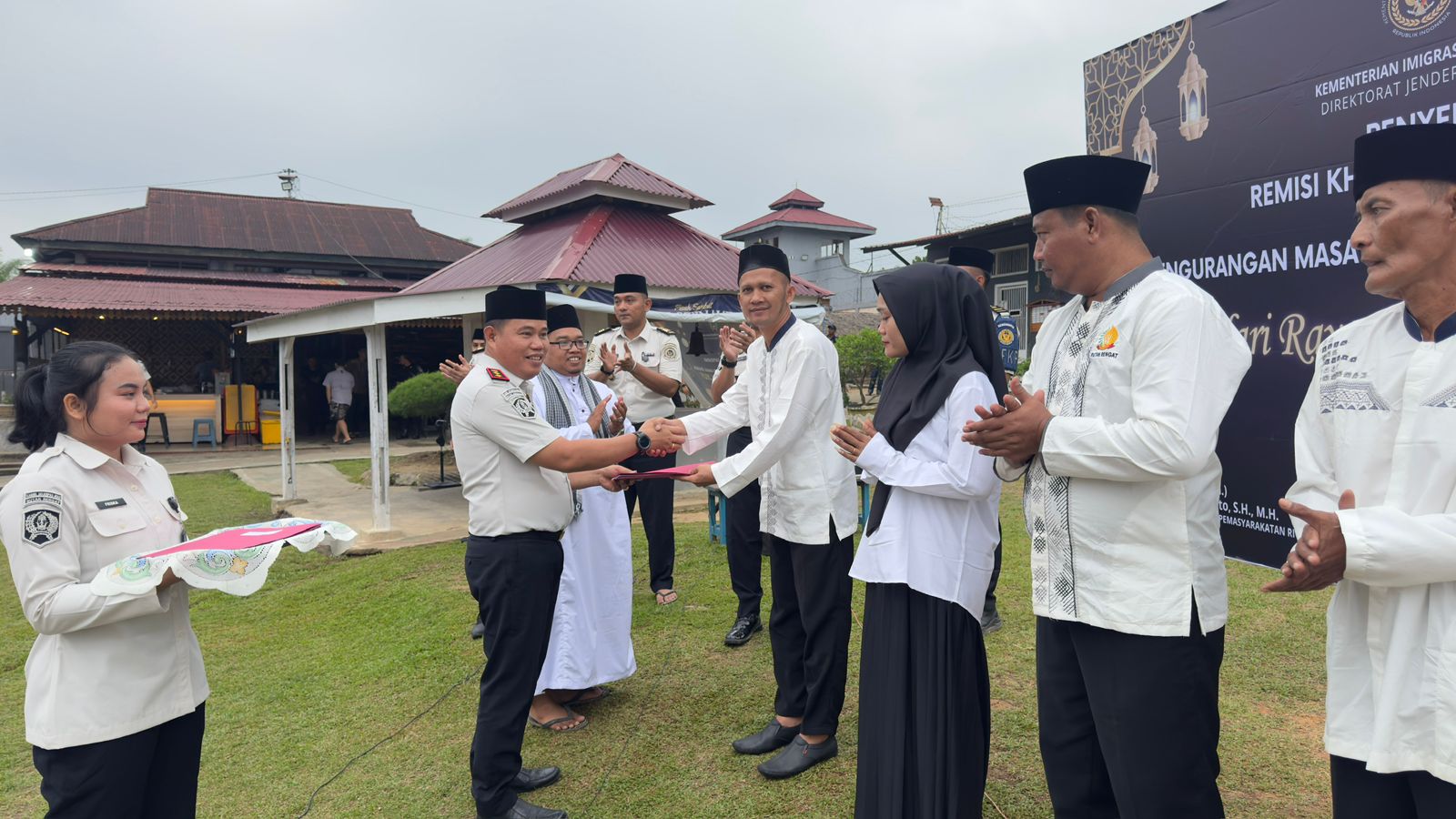 Kepala Rutan Rengat, Dedy Irawan menyerahkan resmi dalam rangka perayaan Idulfitri secara simbolis, Sabtu (21/3/2026) 