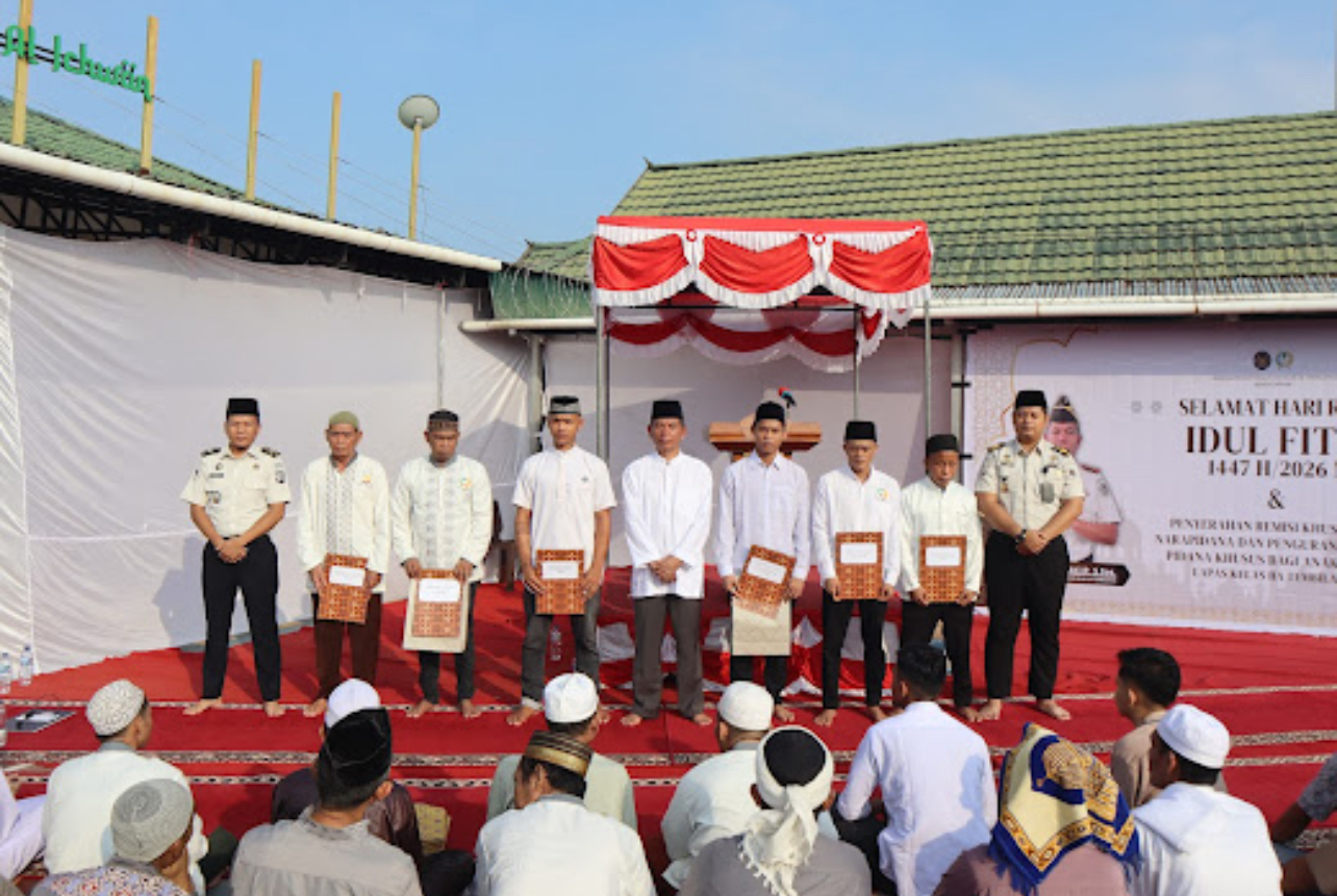 Perwakilan warga binaan Lapas Tembilahan menerima remisi Idulfitri 1447 H di Lapangan Lapas Tembilahan, Inhil, Sabtu (21/3/2026).